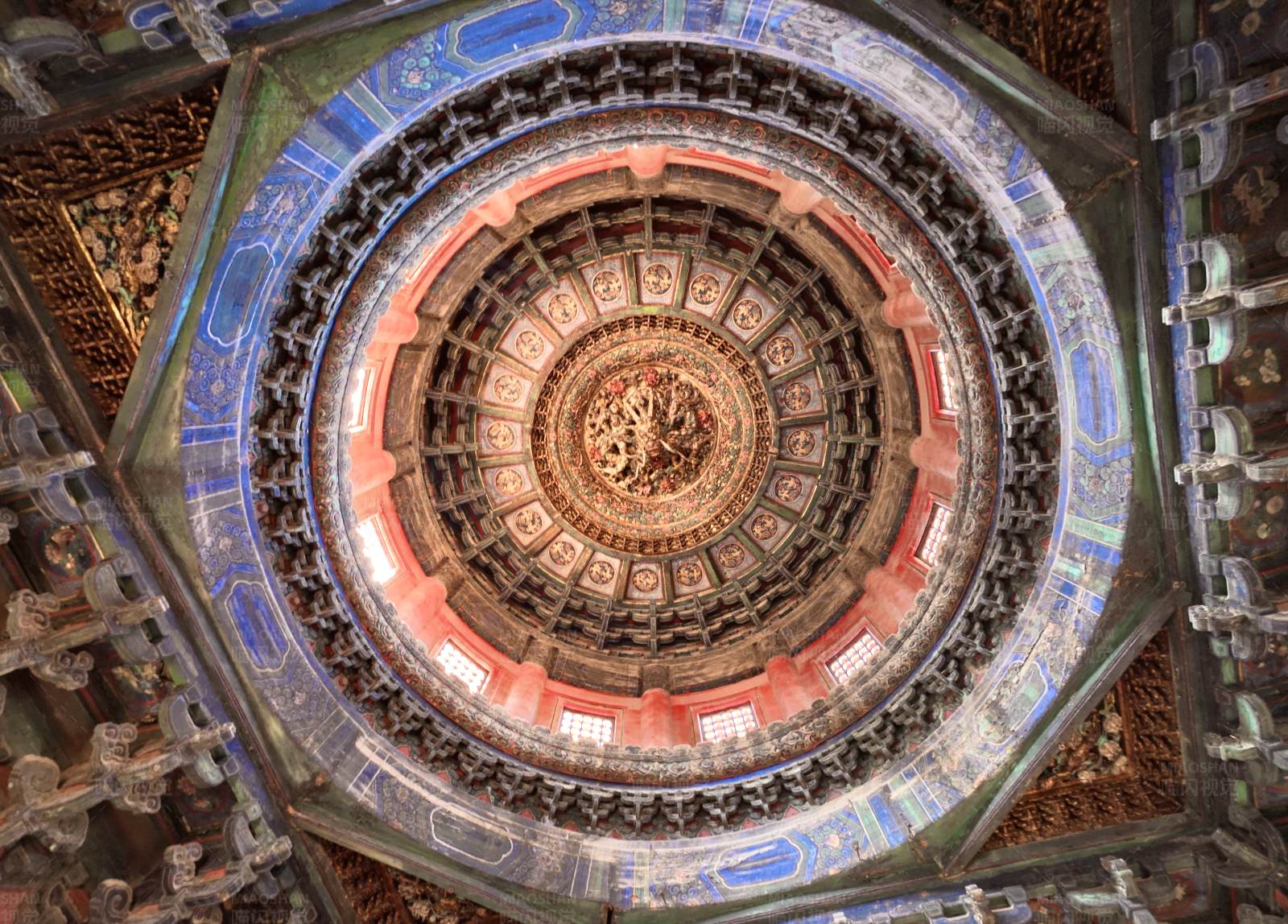 华丽穹顶的对称美图片