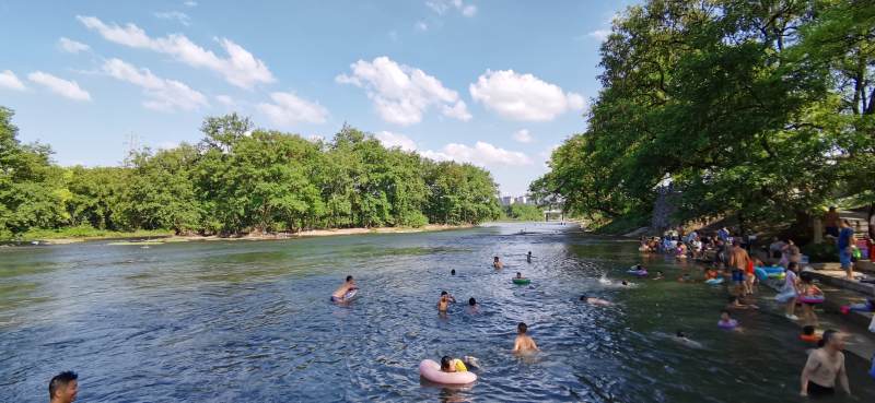 夏日河中戏水图图片