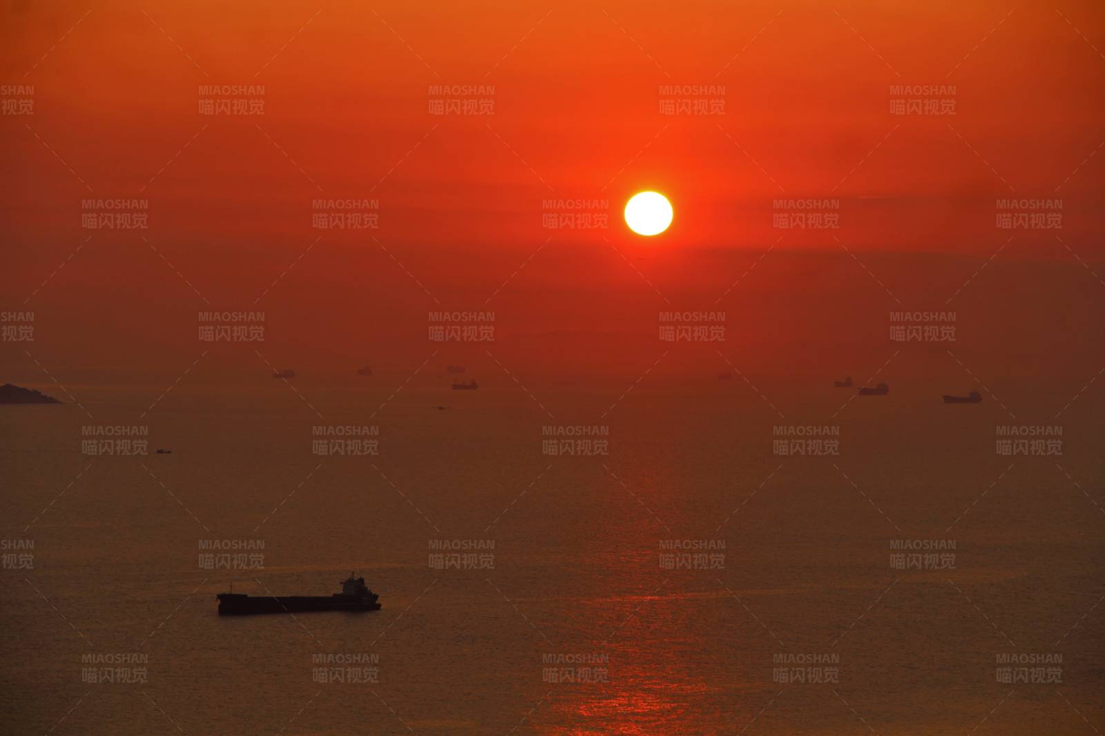 海上夕阳 船只点点图片