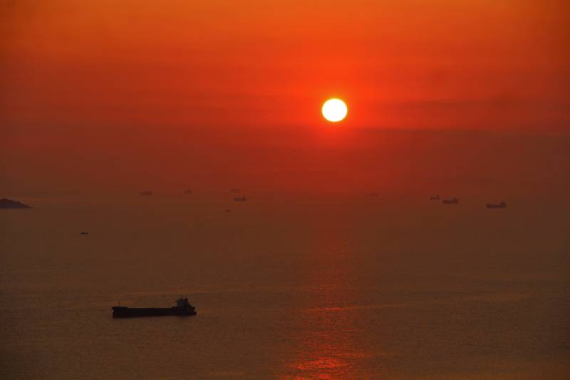海上夕阳 船只点点图片