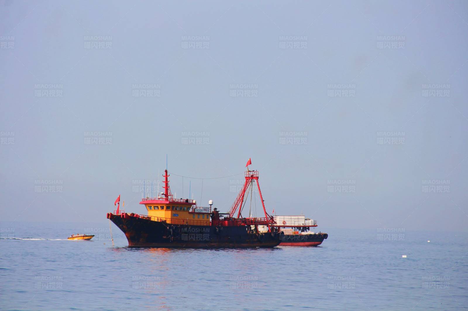 海上航行的渔船图片