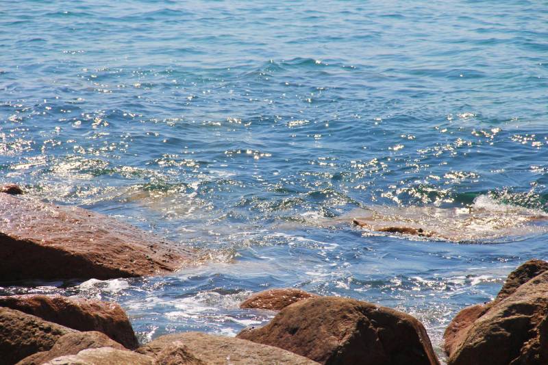 海浪拍打岩石图片