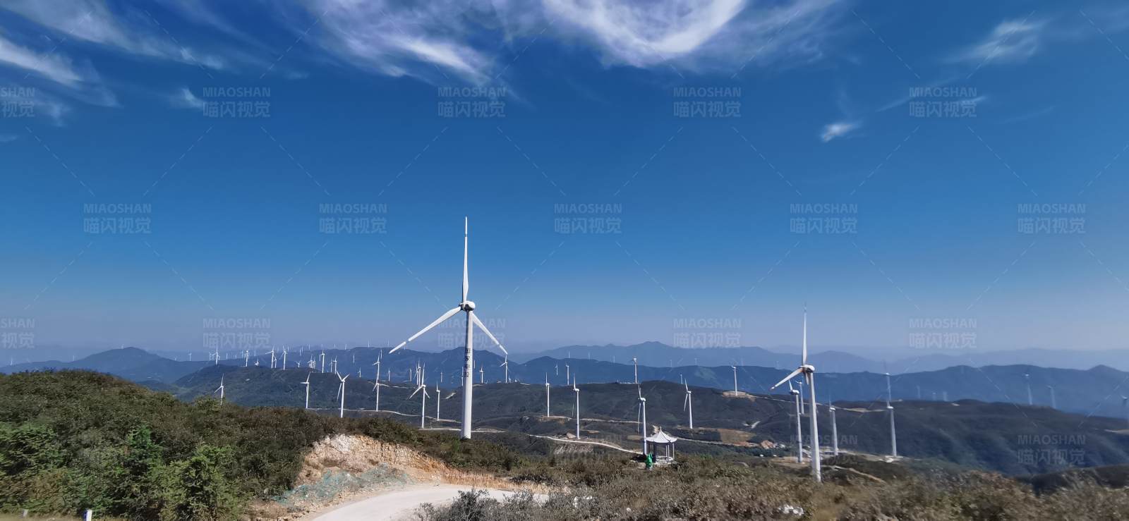 山脊上的风力发电场图片