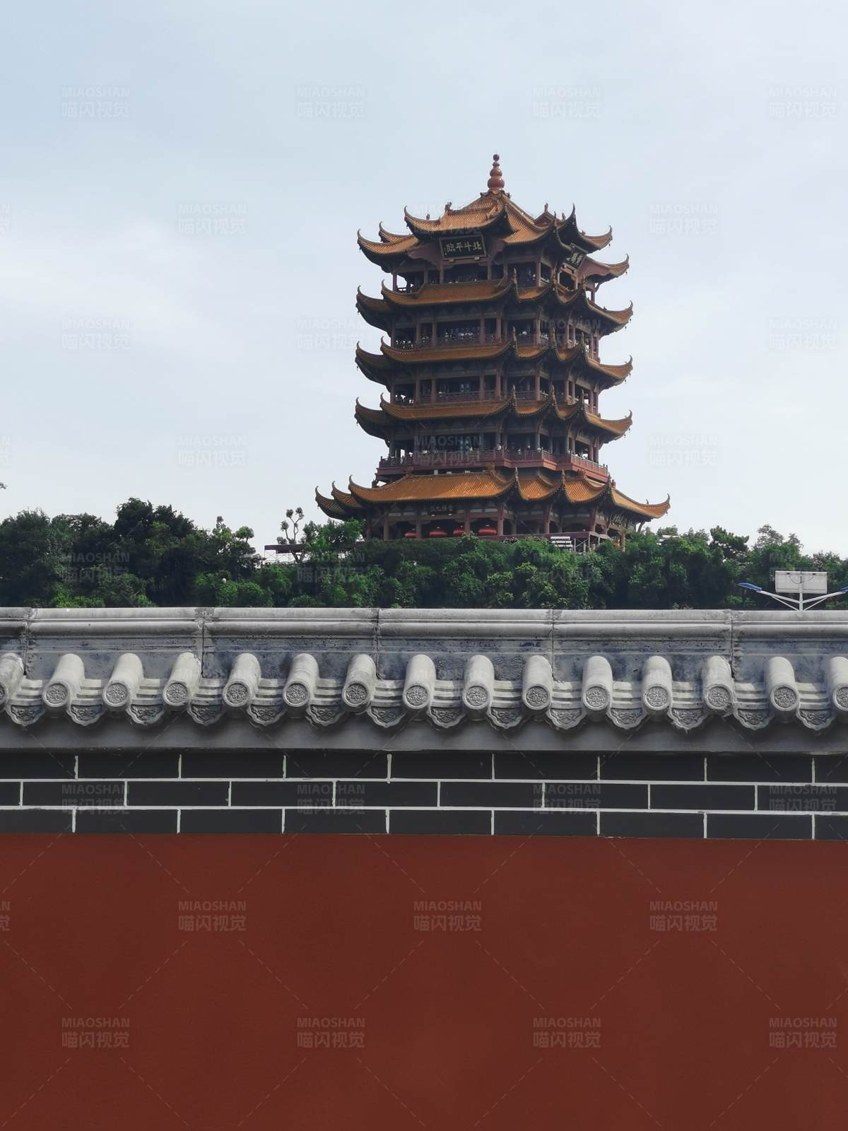 古塔红墙映天际图片