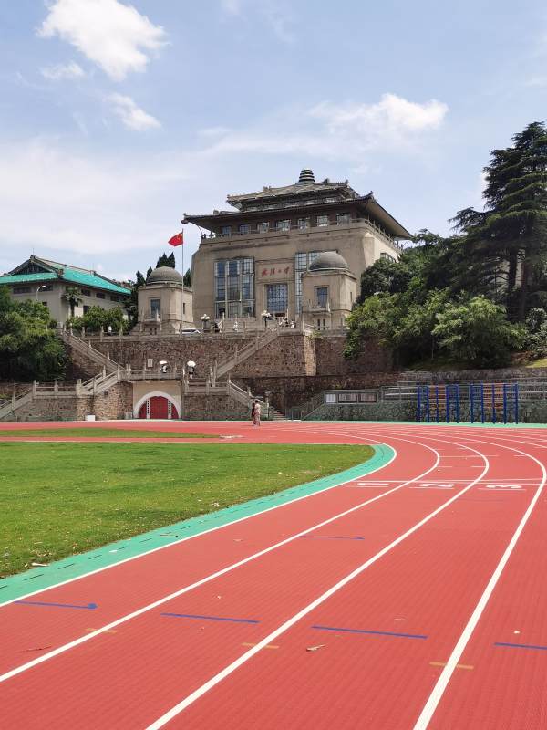 校园跑道与古建筑图片