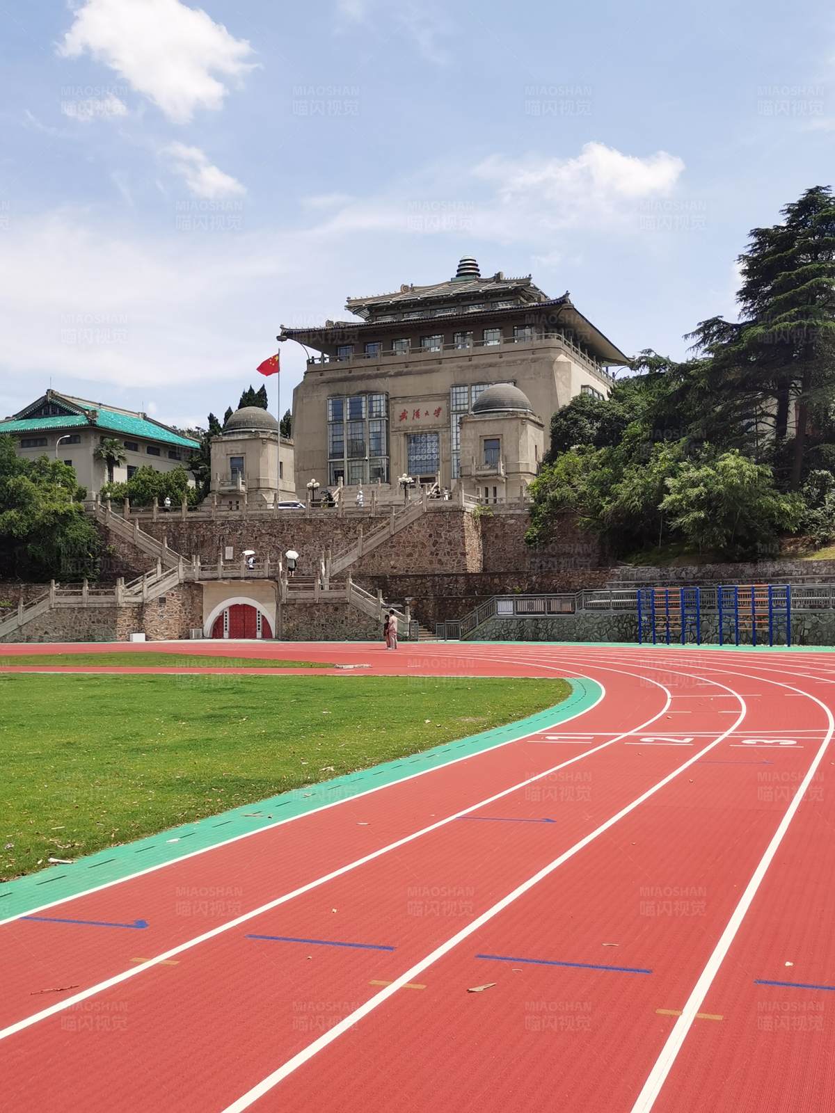 校园跑道与古建筑图片