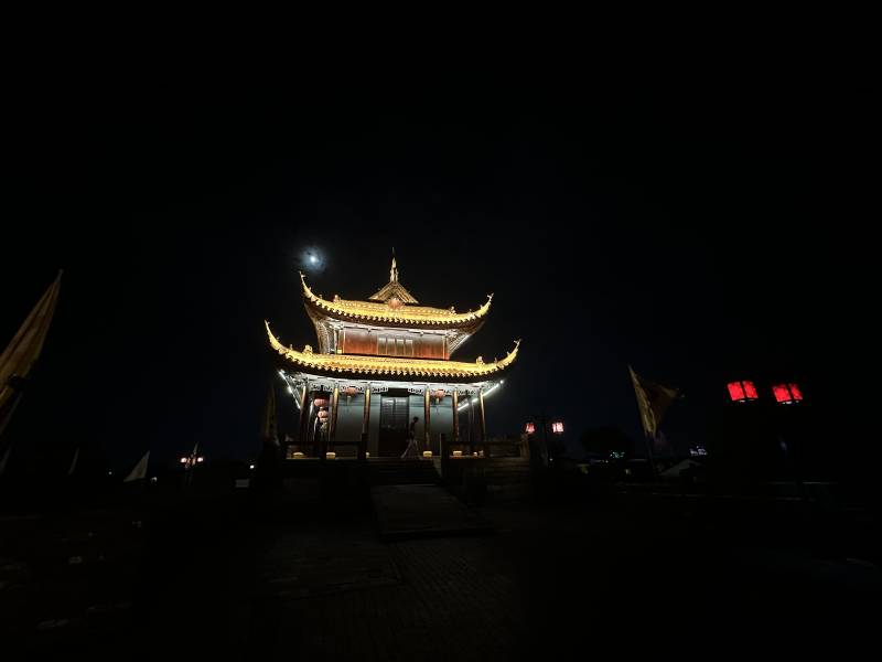 夜色中的古建筑图片