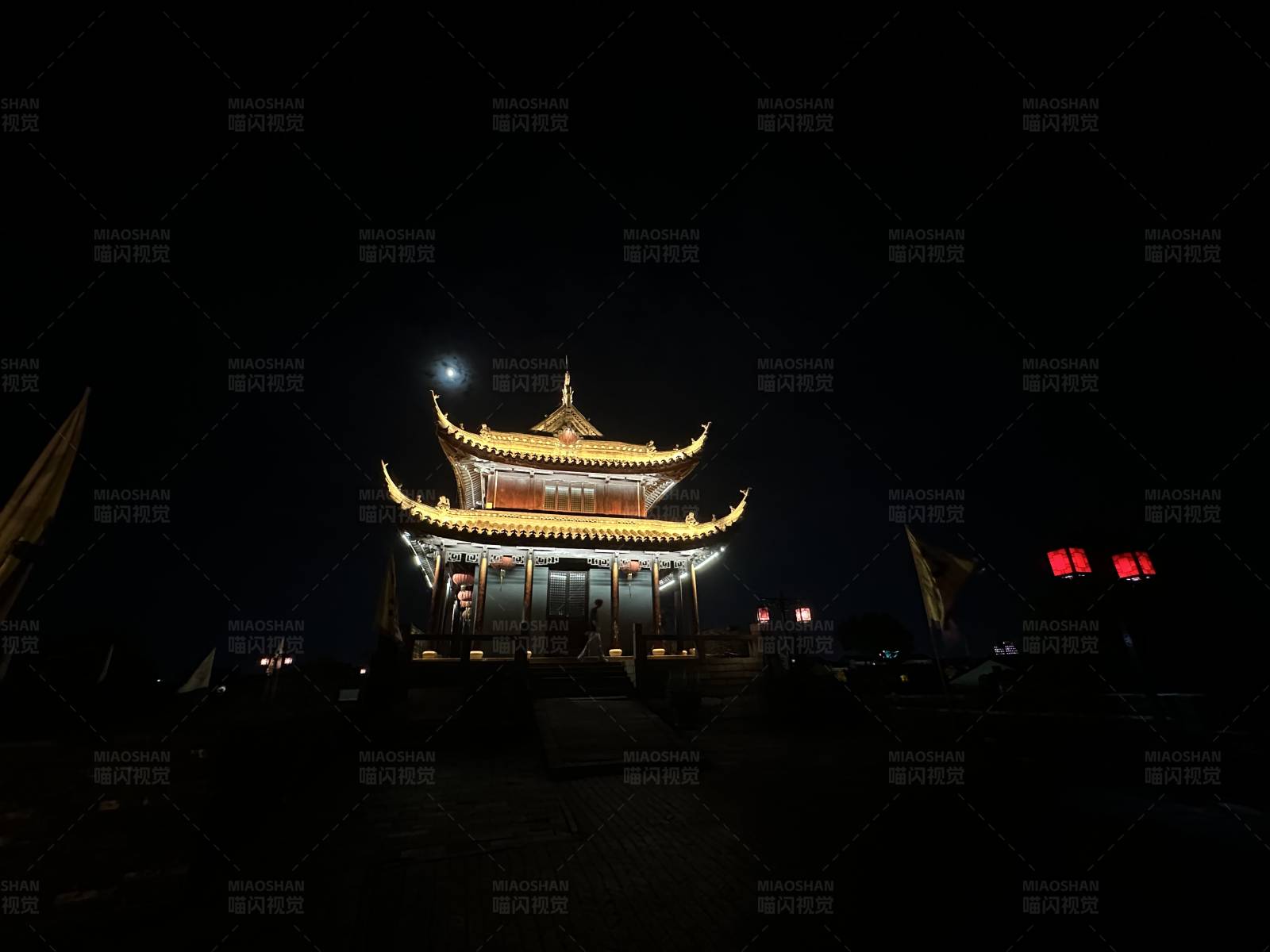 夜色中的古建筑图片