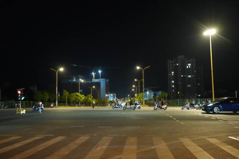 夜幕下的城市十字路口图片