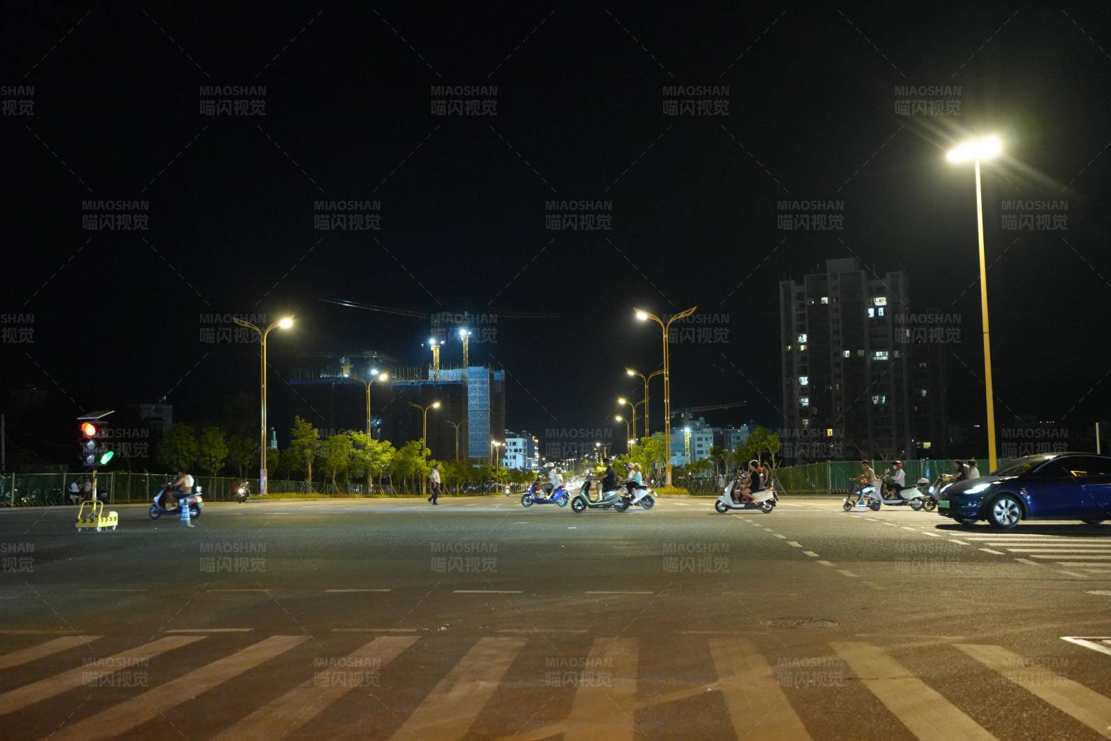 夜幕下的城市十字路口图片