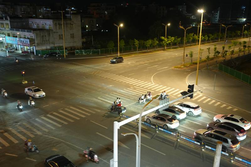 夜幕下的城市十字路口图片