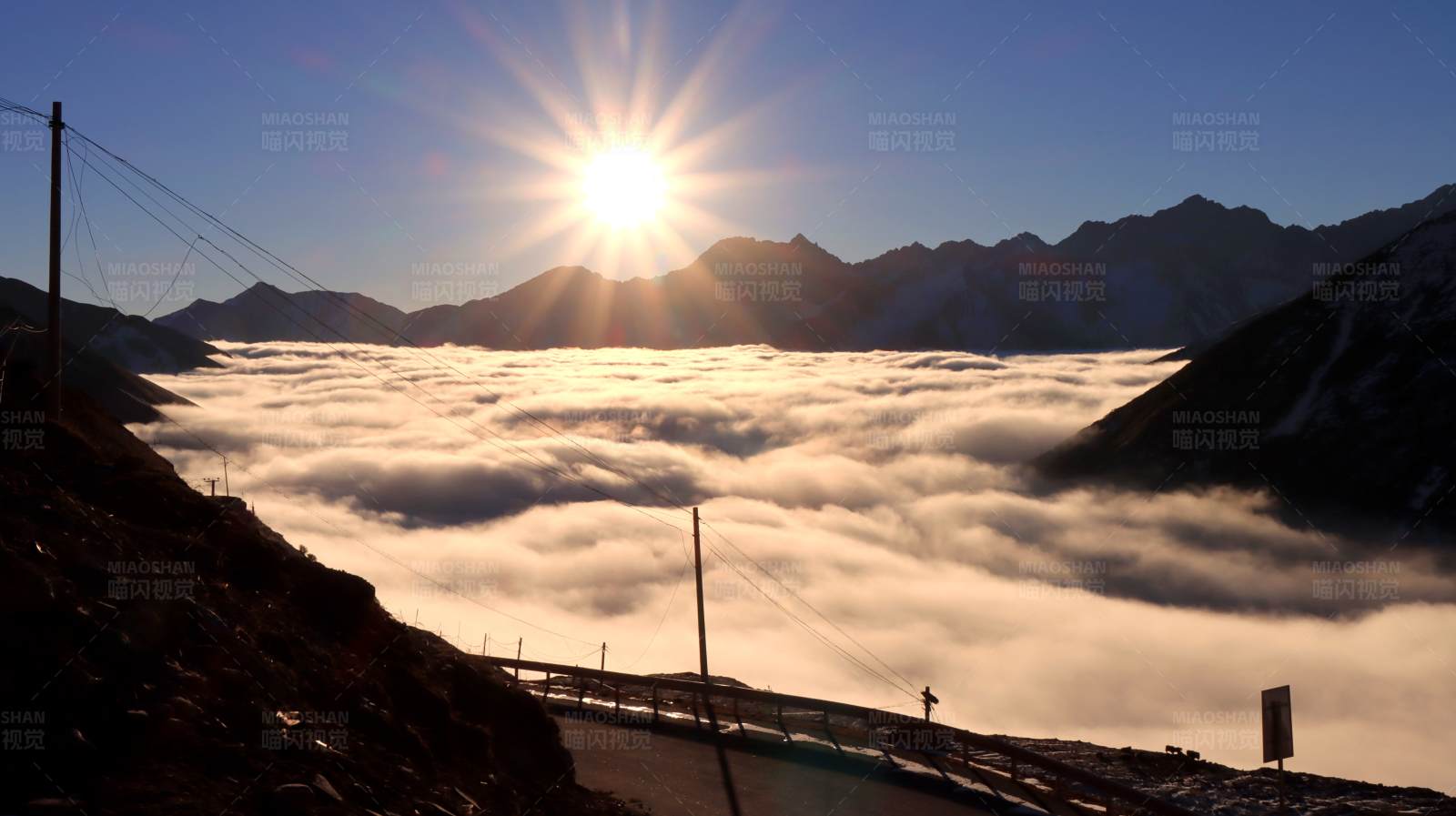 云端之上的日出图片