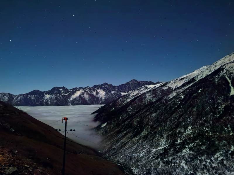 星空下的雪山夜景图片