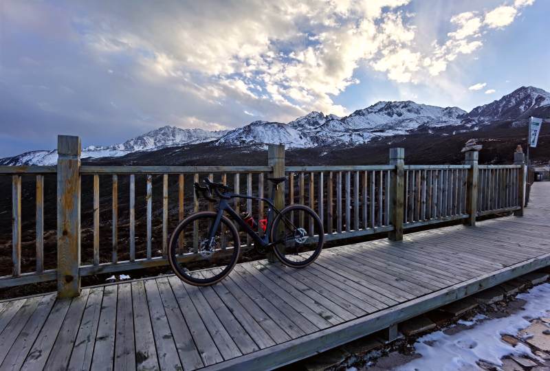 雪地观景台上的自行车图片
