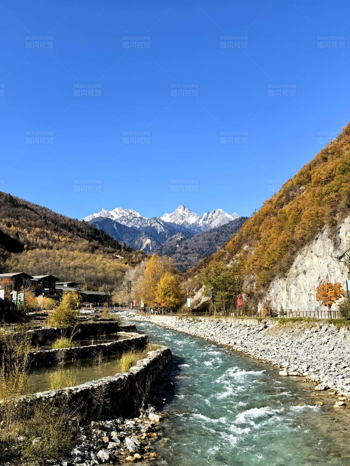山间溪流与秋景图片