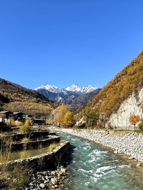 山间溪流与秋景图片