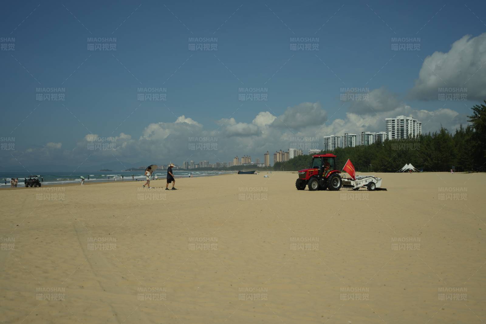 海滩上的拖拉机图片