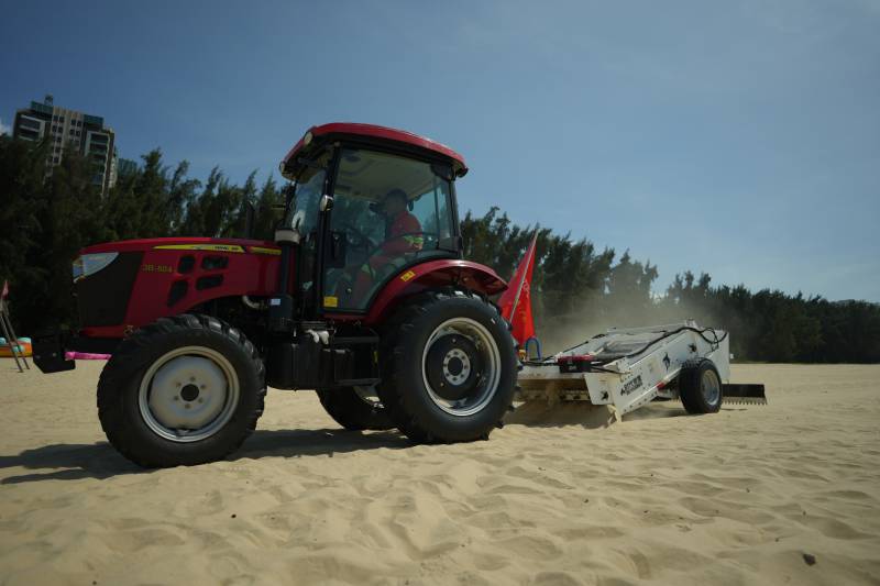 沙滩上的红色拖拉机图片