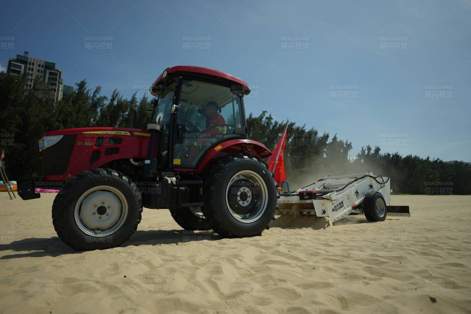 沙滩上的红色拖拉机图片