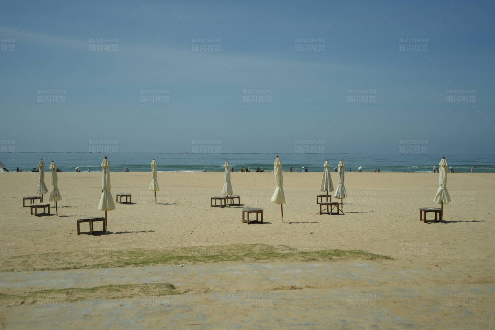 海滩上的宁静时光图片