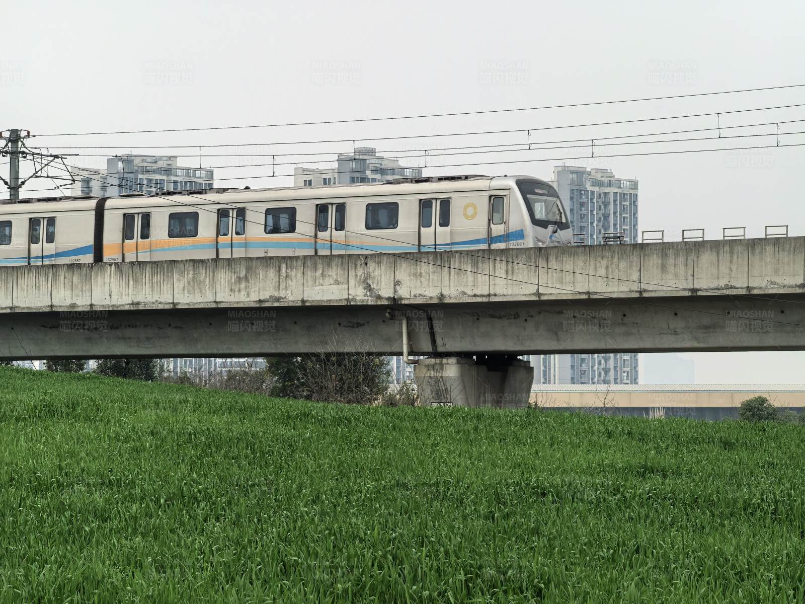 地铁穿行在城市与自然间图片