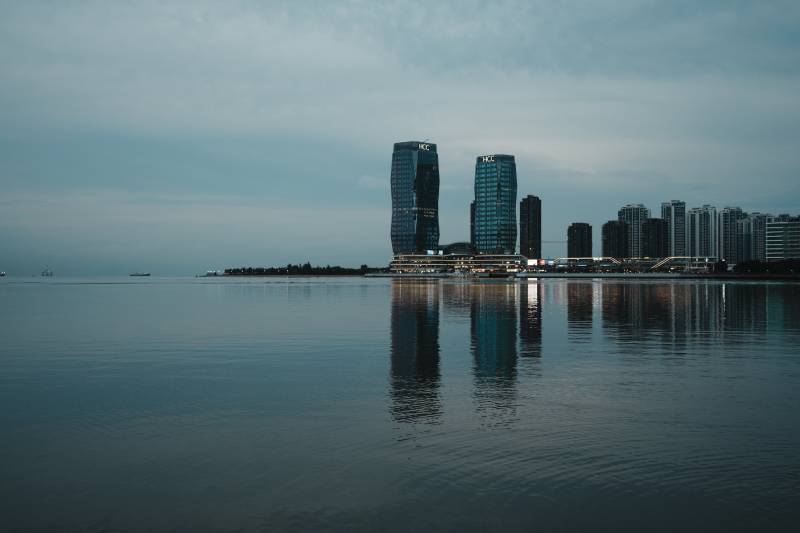 海口湖畔现代都市图片