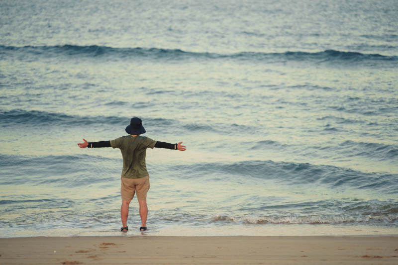 拥抱大海的自由图片