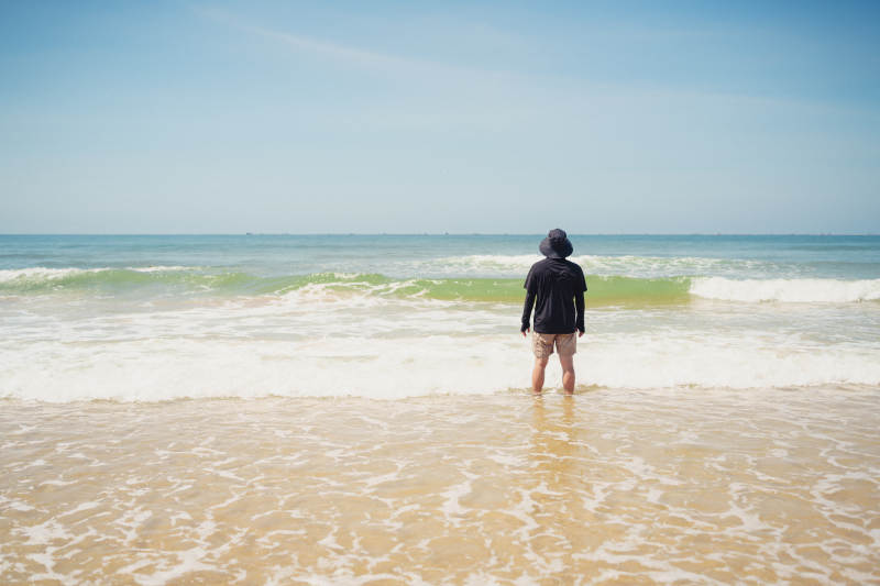 独自面对大海的旅人图片