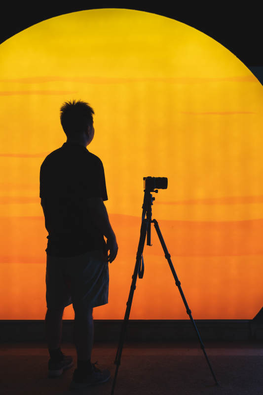 夕阳下的摄影师图片