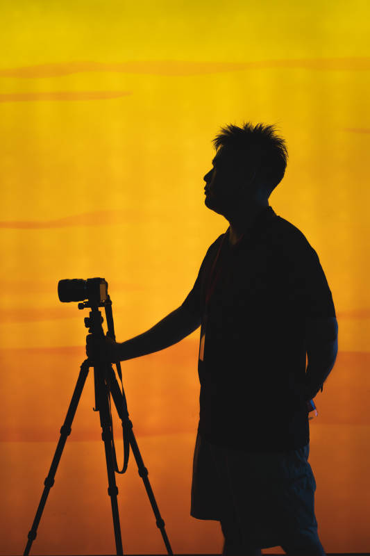 夕阳下的摄影师剪影图片