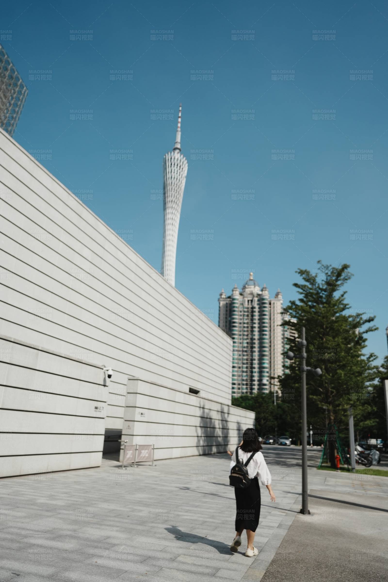 广州塔下的现代都市图片