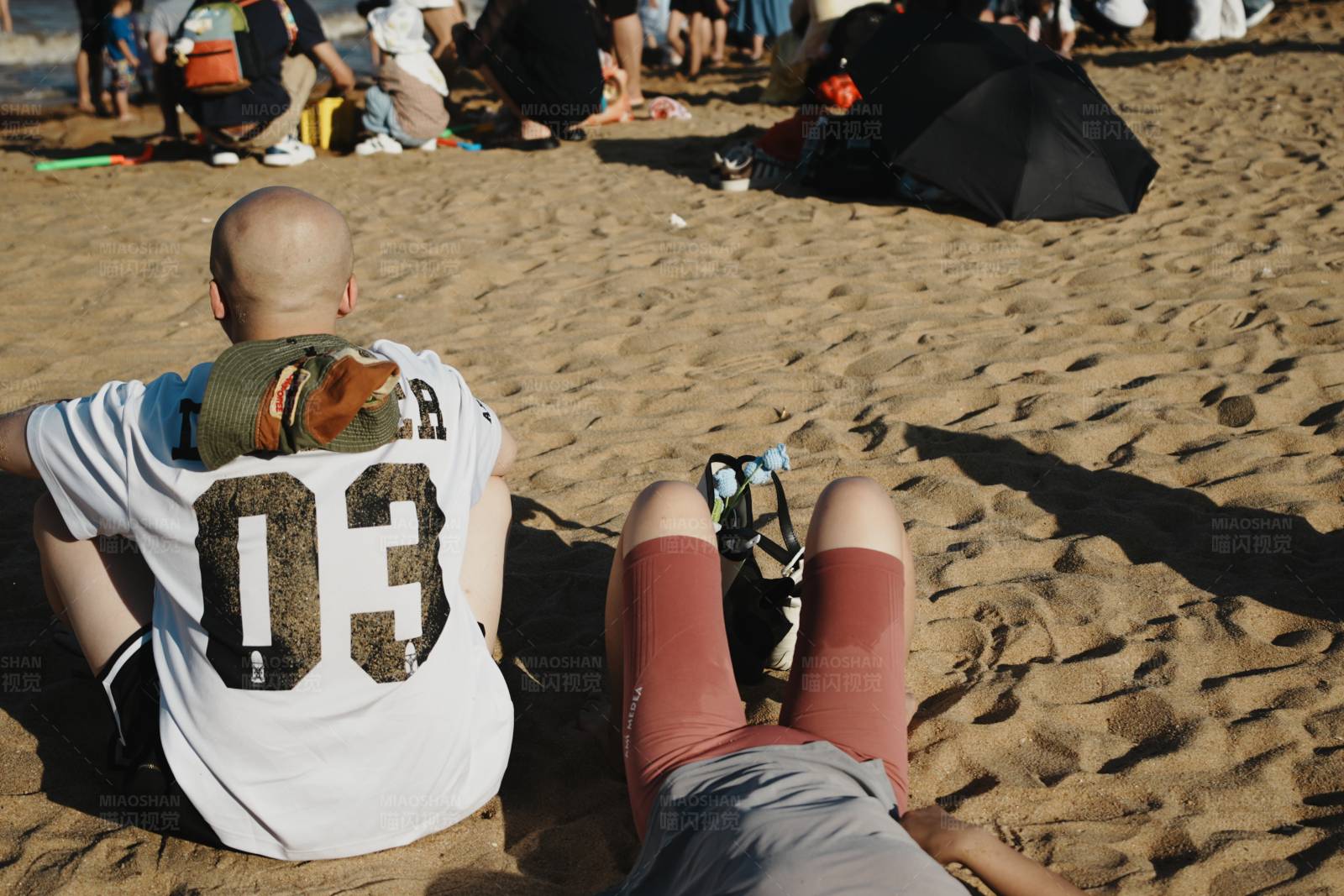 沙滩上的人图片