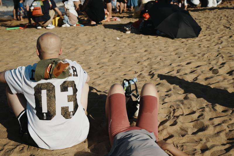 沙滩上的人图片