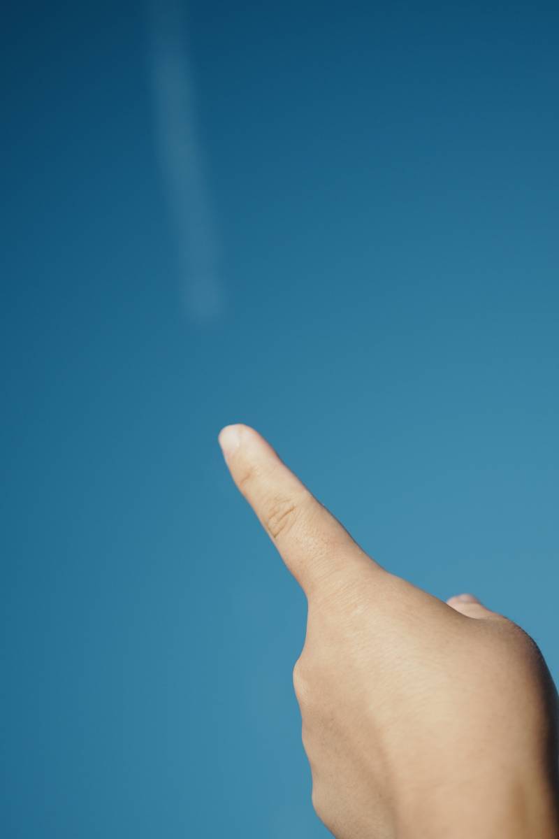 指向天空的手指图片