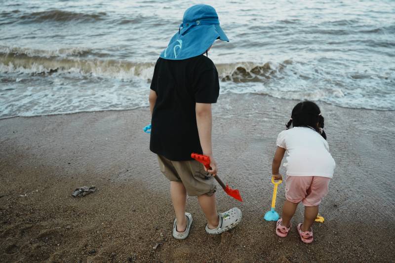 海边玩耍的小孩图片