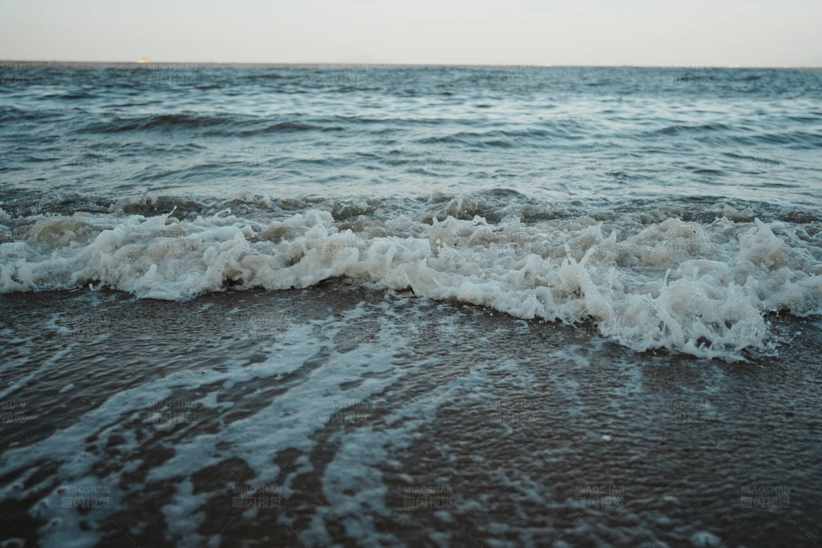 海浪轻拍沙滩图片