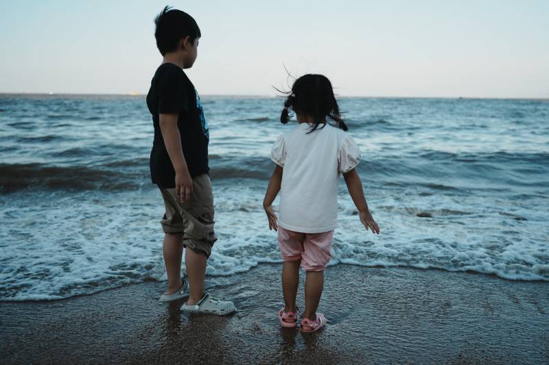 海边的童年时光图片