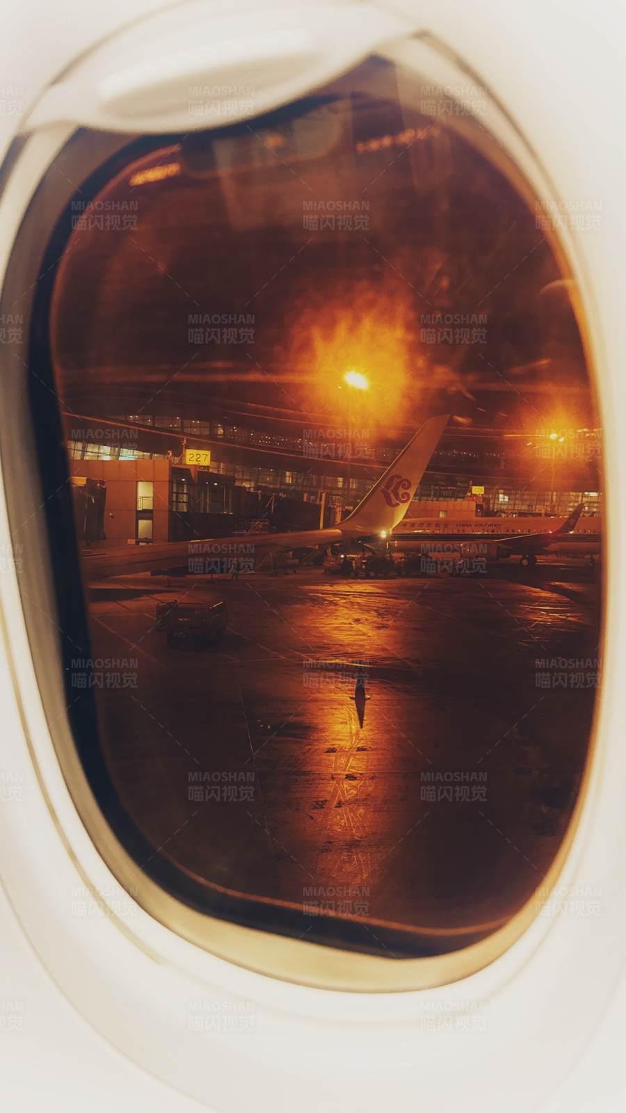 飞机窗外的机场夜景图片
