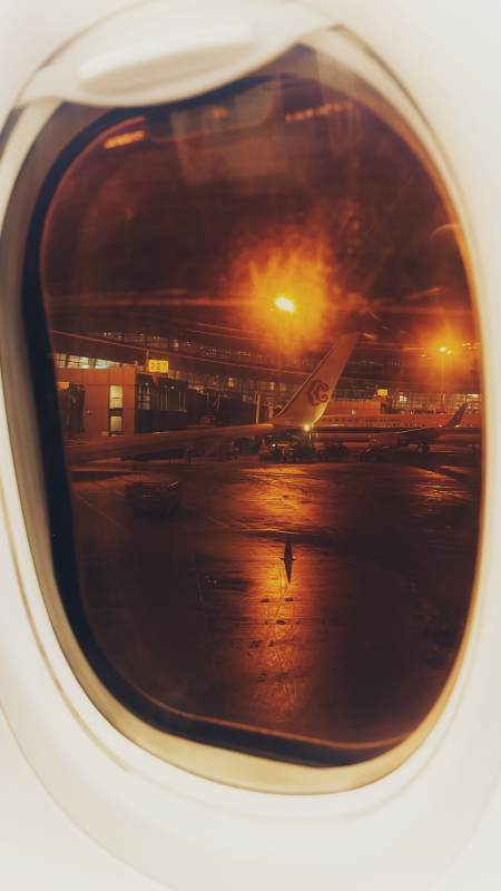飞机窗外的机场夜景图片