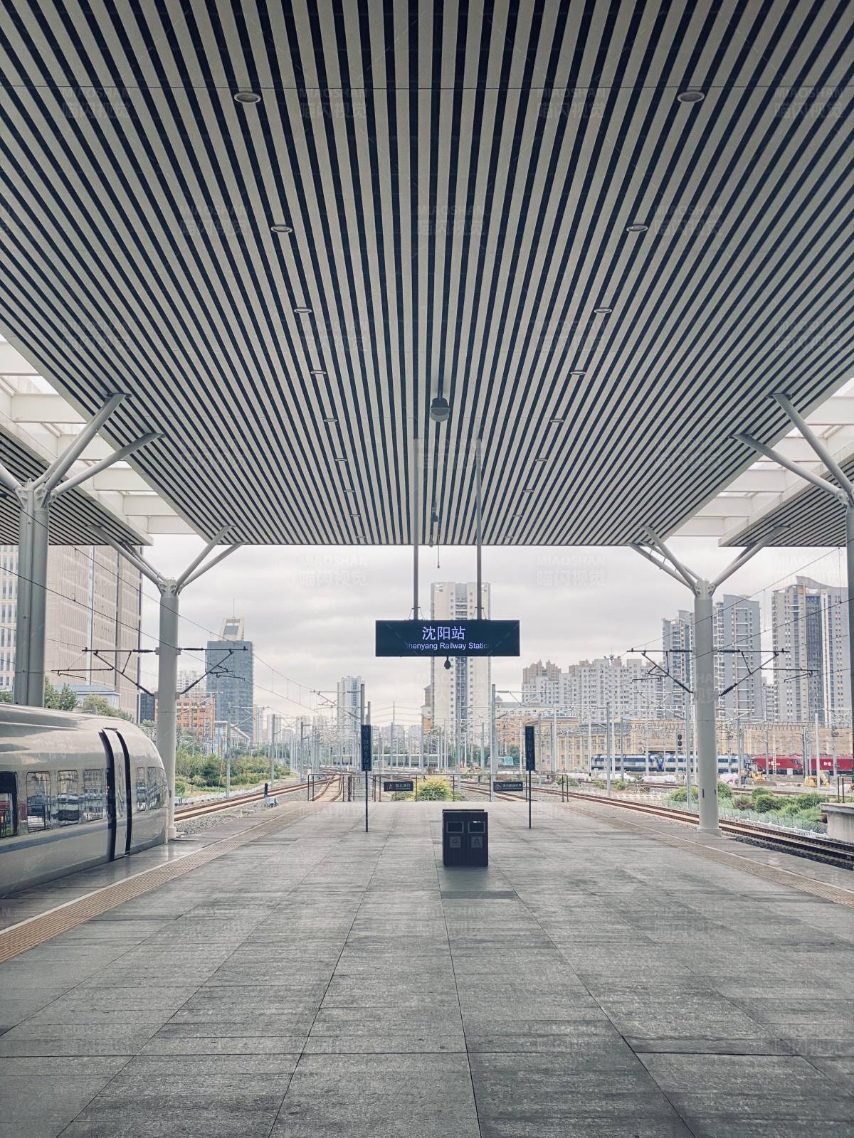 火车站台候车区图片