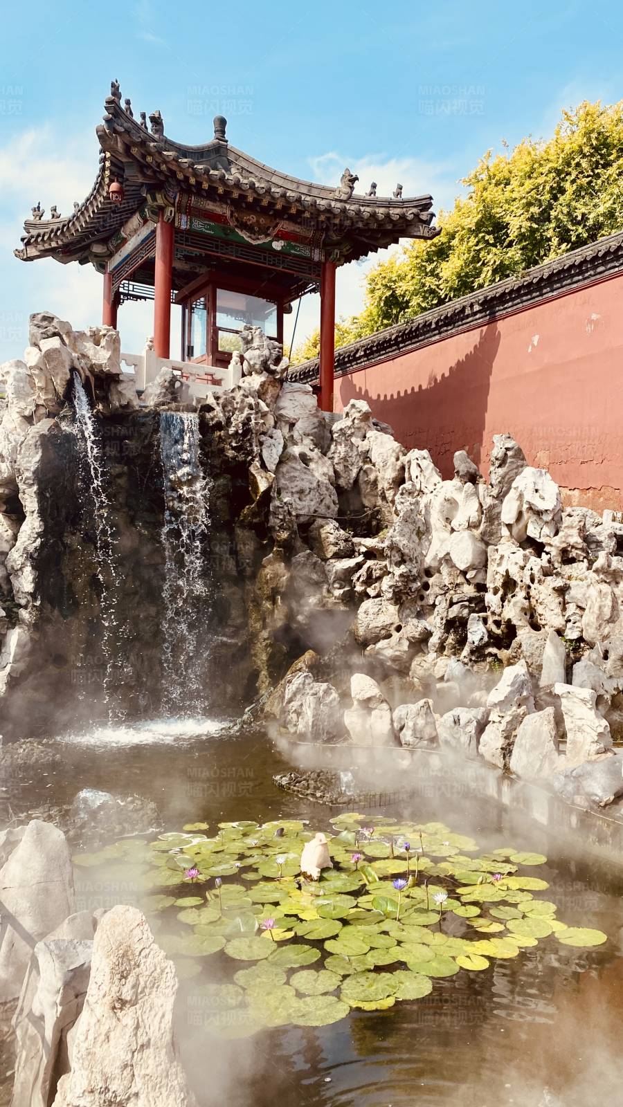 古亭瀑布荷花池图片