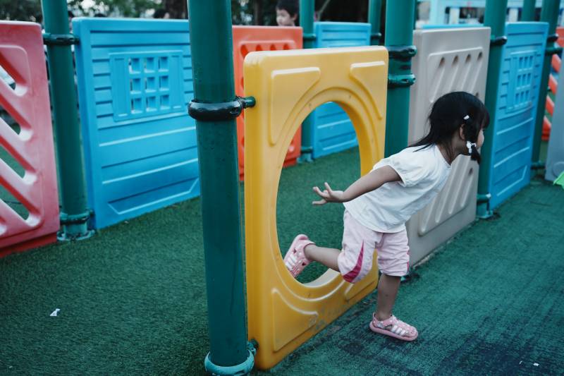 小女孩在游乐场玩耍图片