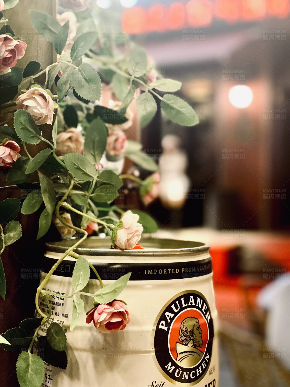 啤酒桶上的玫瑰花图片