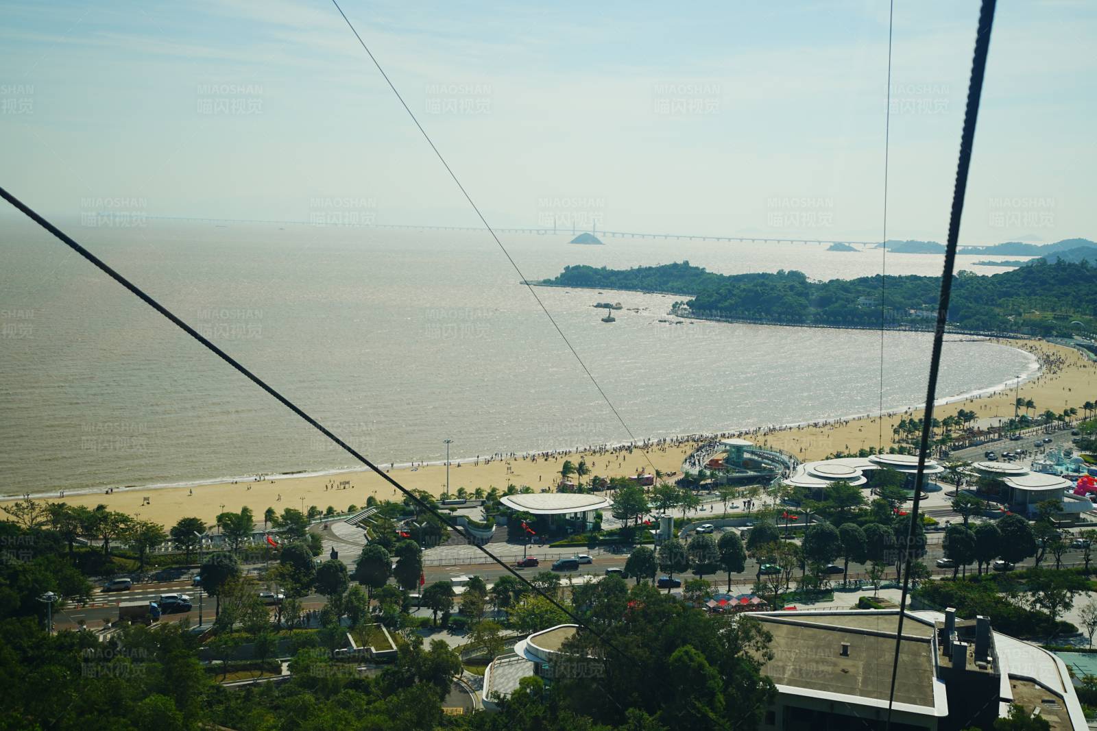 高空缆车俯瞰海滩图片
