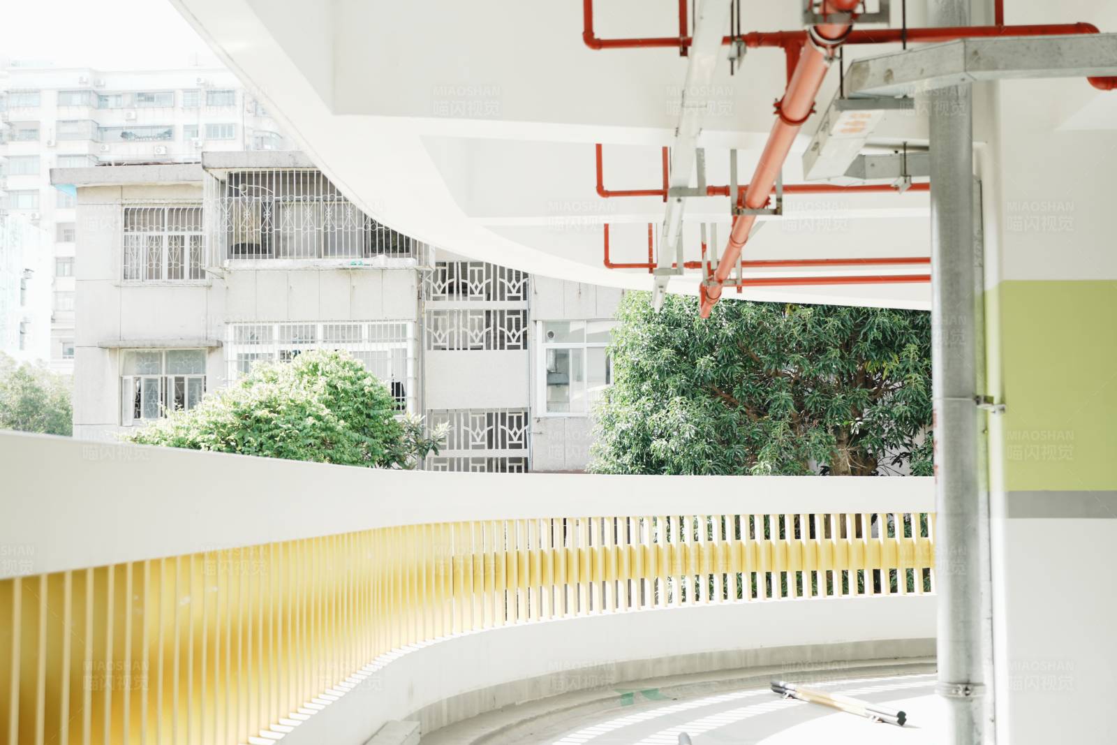 现代建筑与自然的融合图片