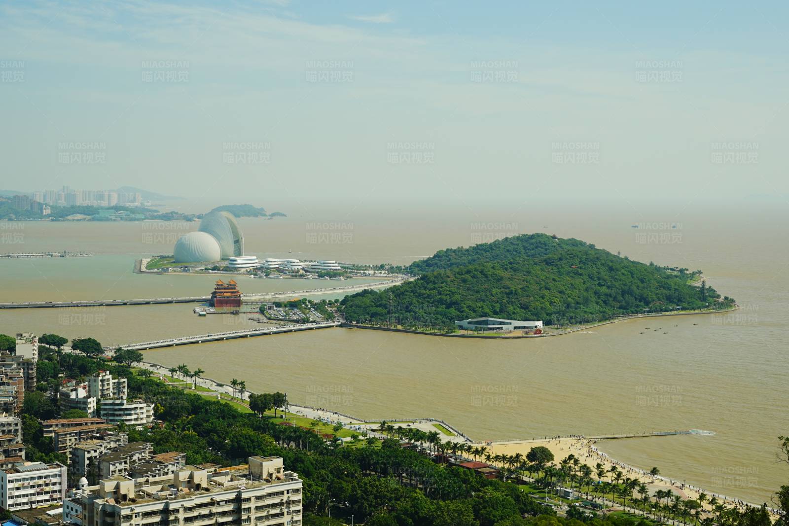 海滨城市的天际线图片