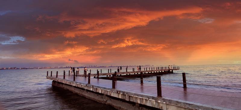 夕阳下的码头图片