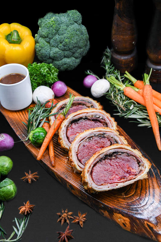 牛肉惠灵顿配蔬菜图片