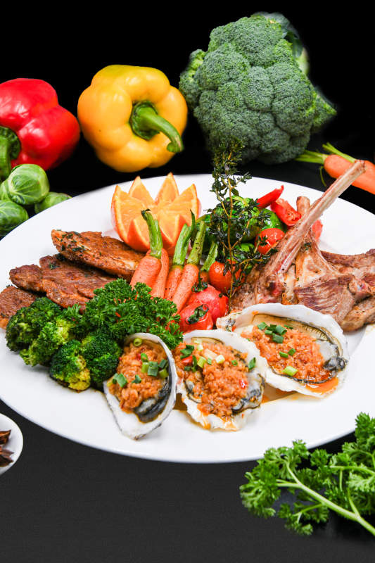 美味烤肉与海鲜拼盘图片