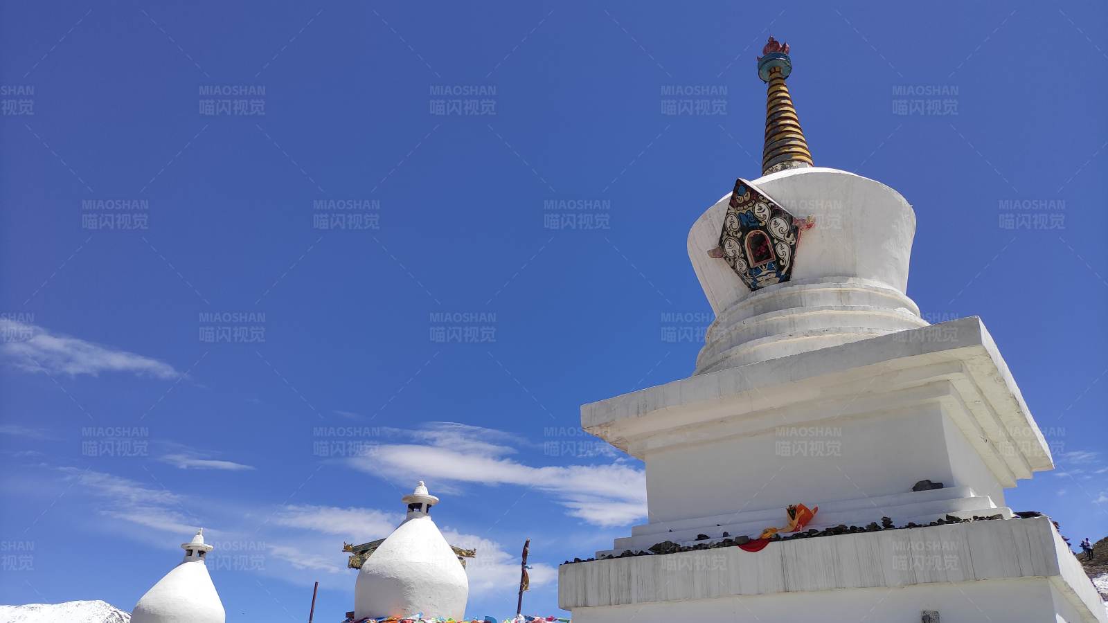 西藏白塔蓝天图片